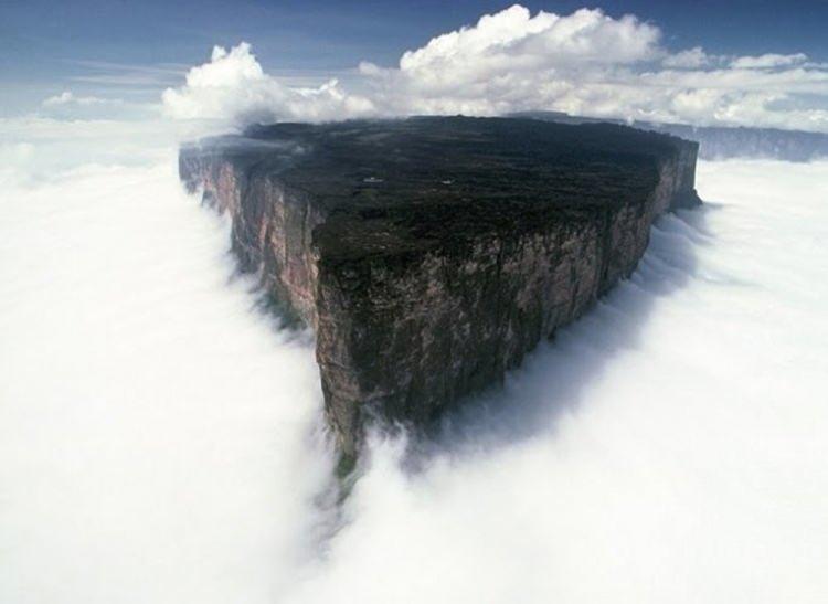 <p><strong>4- RORAIMA DAĞI'NIN ZİRVESİ / VENEZUELA, BREZİLYA VE GUYANA ARASI</strong></p>
