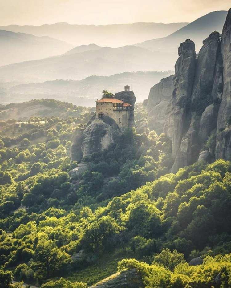 <p><strong>15- "METEORA"NIN ANTİK MANASTIRLARI / YUNANİSTAN</strong></p>
