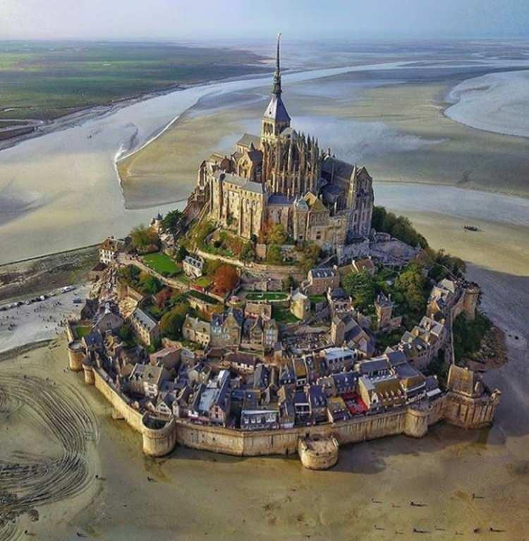 <p><strong>16- MASALSI ŞATO MONT SAINT-MICHEL / NORMANDY - FRANSA</strong></p>
