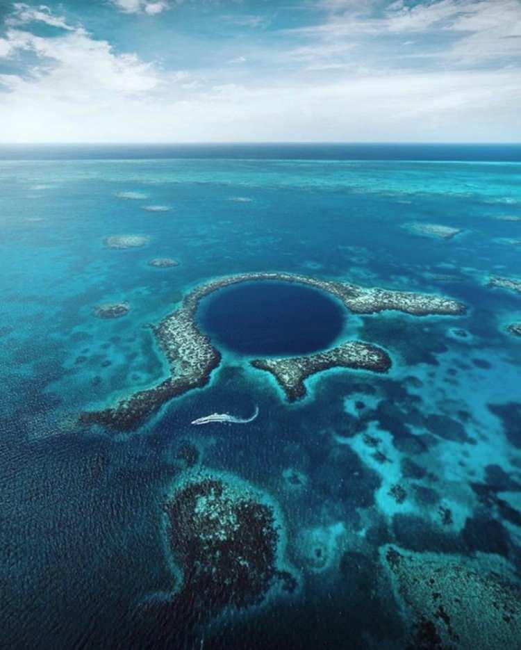 <p><strong>18- "GREAT BLUE HOLE" BÜYÜK MAVİ ÇUKUR GEZEGENİN EN İYİ DALIŞ NOKTASI OLARAK SAYILIYOR / BELİZE</strong></p>
