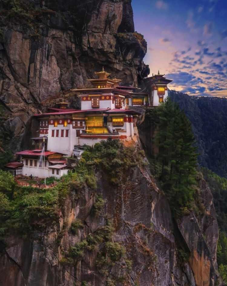 <p><strong>19- HİMALAYALAR'DA KUTSAL "TİGER'S NEST" BUDİST MANASTIRI / BHUTAN</strong></p>
