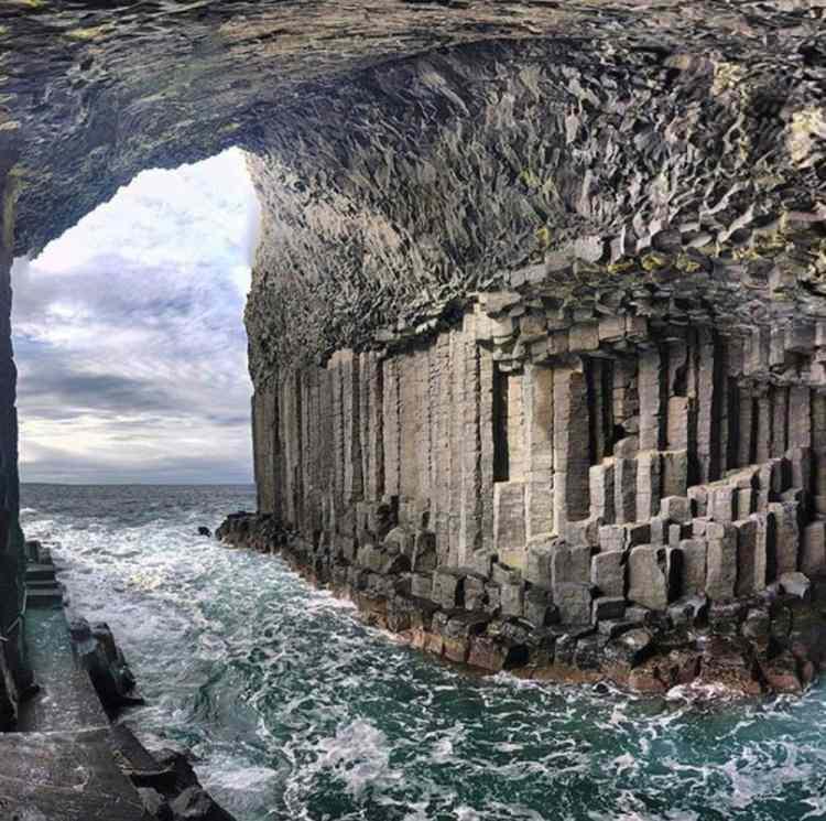 <p><strong>21- STAFFA ADASI'NDAKİ BAZALT HARİKASI MAĞARA "FINGAL'S CAVE" / İSKOÇYA</strong></p>
