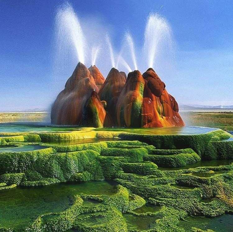 <p><strong>22- DOĞA HARİKASI JEOTERMAL GAYZER "FLY GEYSER" / NEVADA - ABD</strong></p>

