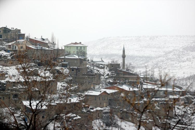 <p>Ziyaretçiler, antik kentteki beyaz şöleni fotoğraflamak için Kilistra'ya geliyor.</p>
