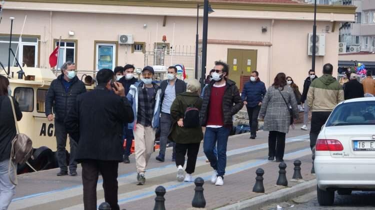 <p>Çanakkale’de, korona virüs (Covid-19) salgınının önlemesi amacıyla alınan bazı kararların hiçe sayıldığı görüldü. Son zamanlarda vaka sayıların artmasına rağmen, maske ve sosyal mesafe kurallarına uyulmaması tepki çekti.<br />
</p>