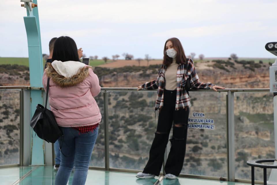 <p><strong>'ZİYARETÇİ SAYIMIZ ARTIYOR'</strong></p>

<p>Ulubey Kaymakamı İsmail Erdoğan, yaptığı açıklamada, Ulubey Kanyonu'nun bölgenin en önemli turizm alanlarından biri olduğunu belirterek, "Ulubey kanyonu Türkiye'nin en uzun, dünyanın ise ikinci en uzun kanyonu olma özelliği taşıyor. </p>

