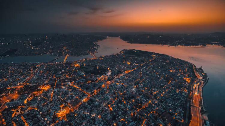 <p>İstanbul’u drone ile görüntüleyen <strong>Rus</strong> <strong>film</strong> <strong>ekibi</strong>nin ortaya çıkarttıkları klip, izleyenleri mest etti. Ayasofya ve Çamlıca Camilerinde gün doğumunda ortaya çıkan manzara izleyenleri kendine hayran bıraktırdı.</p>