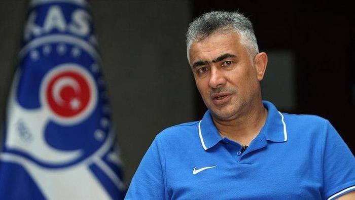 <p>Kasımpaşa | Mehmet Altıparmak gitti<br />
<br />
Kasımpaşa sezonun 7.haftasında Trabzonspor'u deplasmanda 4-3 mağlup ettiği mücadelenin ardından Mehmet Altıparmak görevden ayrılmıştı. İlk 7 maçta 11 puan toplayan Altıparmak'ın ayrılışı beklenmeyen bir karardı. Kulüp yönetimi ile anlaşamayan Altıparmak görevinden ayrıldı.</p>
