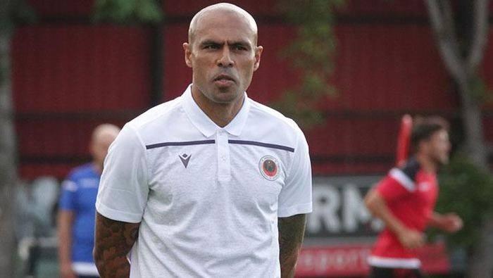 <p>Gençlerbirliği | Mert Nobre gitti<br />
<br />
Süper Lig'in 8.haftası sonunda sadece bir galibiyet alan Gençlerbirliği, ilk kez teknik adamlık görevinde bulunan eski oyuncusu Mert Nobre ile yollarını ayırdı.</p>