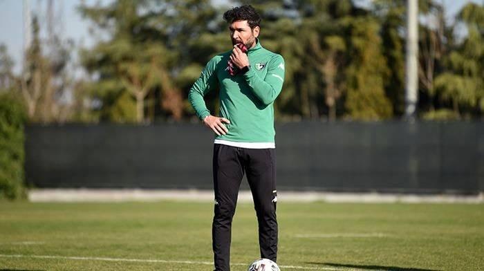 <p>Denizlispor | Hakan Kutlu görevde</p>
<p>Yalçın Koşukavak'ın ayrılmasından sonra göreve deneyimli teknik adam Hakan Kutlu geldi. Hakan Kutlu ile Denizlispor ile maçında Göztepe'yi 2-1 yendi.</p>