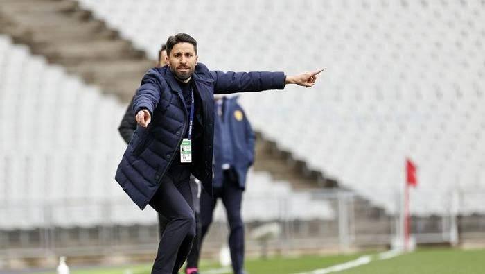 <p>Karagümrük | Şenol Can ile yollar ayrıldı</p>
<p>Geçen sezon Süper Lig'e çıkan Karagümrük'te bu başarıya imza atan ve sezon başından beri görevde yer alan Şenol Can ile 30.hafta sonunda yollar ayrıldı.</p>