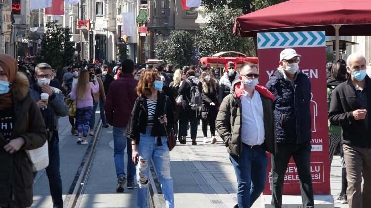 <p> "İNSANLAR SAZDAN SÖZDEN UZAK KALDILAR"</p>
<p>Ortaköy'de saz çalıp türkü söyleyen sokak sanatçısı Cihat kantarcı "Hava güzel. İnsanlar da sosyal mesafe kurallarına uyarak güzel havadan istifade ediyorlar. İnsanlar sazdan, sözden çok uzun bir süre uzak kaldılar. Biz de Ortaköy'de kültürel felsefeye hizmet eden bireyler olarak kendimizce onlara bu toprağın değerlerini, bu toprağın sesini dilimiz döndüğünce ifade etmeye çalışıyoruz" şeklinde konuştu.</p>