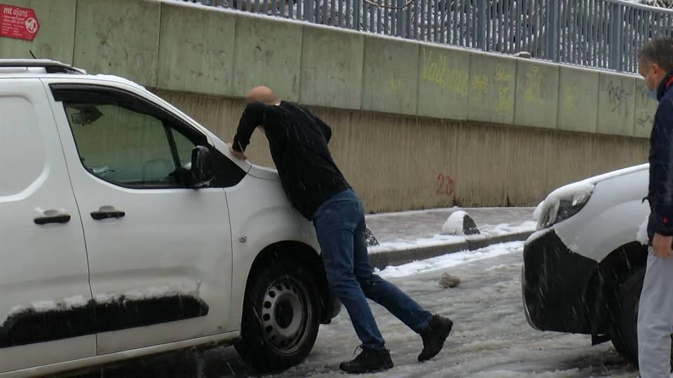 <p>İstanbul'da etkili olan kar yağışı nedeniyle yayalar kaldırımlarda güçlükle ilerledi. Kağıthane'de özellikle yokuş aşağıya inmek isteyenler düşmemek için büyük çaba gösterdi.</p>

<p> </p>
