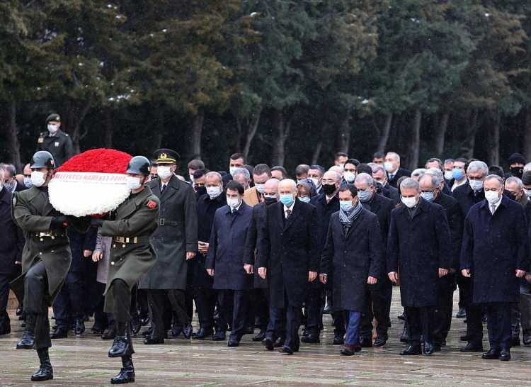 <p>Bahçeli ve beraberindekiler, parti genel merkezindeki MYK ve MDK toplantısı öncesi yaptıkları Anıtkabir ziyaretinde Aslanlı Yol'dan yürüyerek Atatürk'ün mozolesine geldi. </p>
