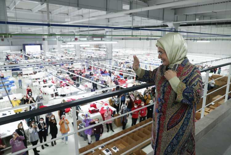 <p>Fabrikayı gezen ve buradaki ürünleri de kullanan Erdoğan, fabrikada çalışan görevliler ile de bir hatıra fotoğrafı çektirdi.</p>
