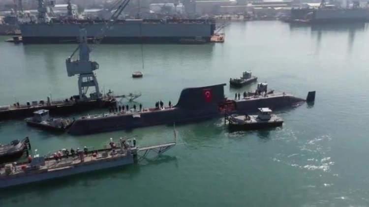 <p><strong>İLK MİLLİ DENİZALTI, SUYA İNDİ</strong></p>

<p>TCG PİRİREİS Denizaltısı, test ve donatım faaliyetlerinin tamamlanmasının ardından 2022 yılı i&ccedil;erisinde Deniz Kuvvetleri Komutanlığı envanterine de eklenecek.</p>
