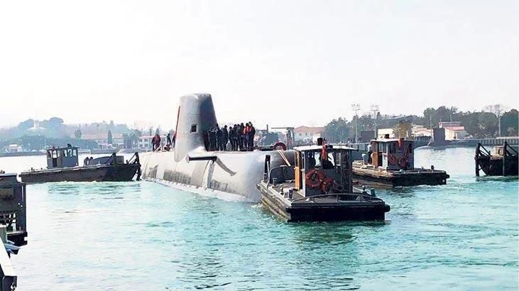 <p><strong>BAKANLIK DUYURDU</strong></p>

<p>Konuyla ilgili Milli Savunma Bakanlığı’nın (MSB) sosyal medya hesabından yapılan açıklamada, “Gölcük Tersanesi Komutanlığımız tarafından inşa edilen ve Cumhurbaşkanımız Sn. Recep Tayyip Erdoğan’ın katılımıyla 22 Aralık 2019’da havuza alınan Yeni Tip Denizaltı Projesinin ilki olan PİRİREİS Denizaltısı, 22 Mart 2021'de denize indirildi.” ifadelerine yer verildi.</p>
