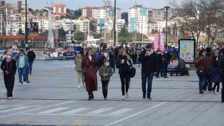 <p>Çin’de ortaya çıkan ve kısa sürede tüm dünyayı etkisi altına alan korona virüs tüm insan sağlığını tehdit etmeye devam ediyor. Türkiye’de; İngiltere, Güney Afrika ve Brezilya varyantının da görülmesine rağmen vatandaşların alınan önlemlere uymaması tedirgin etti.<br />
</p>