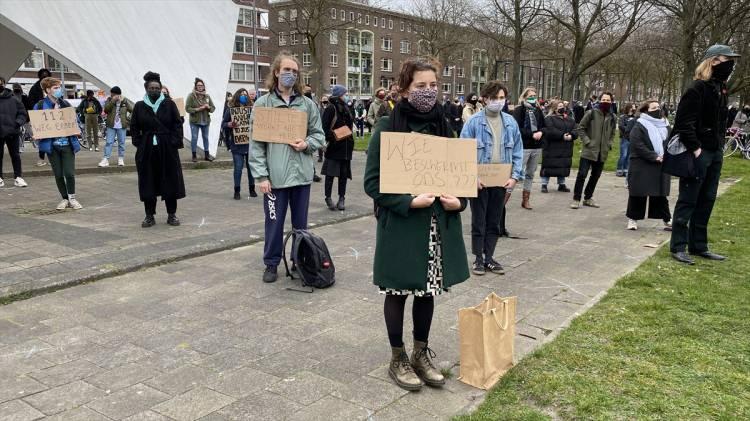 <p>Rotterdam kentindeki Marconi Meydanı'nda bulunan polis teşkilatı önünde toplanan yüzlerce gösterici, "ırkçı polislerin ihraç edilmesi" talebiyle slogan atarak, dövizler taşıdı.</p>
