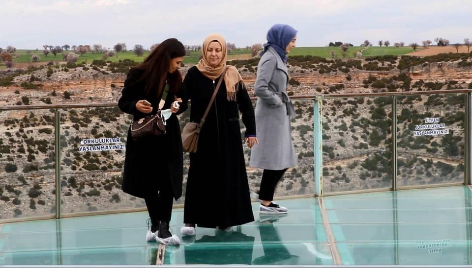 <p>Uşak Valiliği, Uşak İl Özel İdaresi ve Ulubey Kaymakamlığı tarafından, 77 kilometrelik kanyona, 2015 yılında yaptırılan 150 metre yükseklikteki, 135 metrekare büyüklüğündeki cam teras ise büyük ilgi görüyor. </p>

<p> </p>
