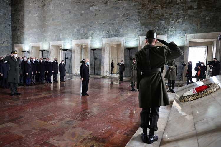 <p>Bahçeli ile yeni MYK ve MDK üyeleri, Anıtkabir'in merdivenlerinde hatıra fotoğrafı çektirdi.</p>
