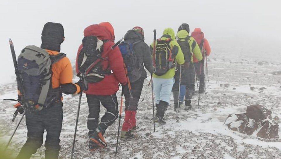 <p>Türkiye Dağcılık Federasyonu (TDF) tarafından Bitlis'in Adilcevaz ilçesi sınırlarındaki Süphan Dağı'na düzenlenen tırmanışa katılan 32 dağcı, tipiye tutuldu. "Süphan geçit vermedi" diyen TDF antrenörü Osman Korkmaz, zirve tırmanışını gerçekleştiremeden geri dönmek zorunda kaldıklarını söyledi. </p>
