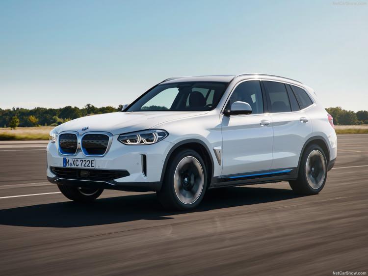 <p>Yeni BMW iX3, 950.000 TL'den başlayan fiyatıyla Türkiye’de satışta.</p>

<p> </p>

<p> </p>
