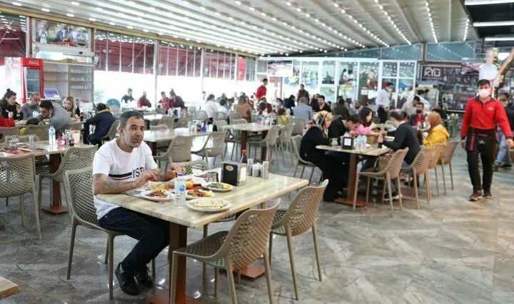 <p>Aydın, Adanalıların kebabı özlediğini belirterek, “Yasaklar kalktıktan sonra çok artış oldu. Pandemiden dolayı insanlar kebabı özlemişlerdi. Yüzde 300-500 oranında artış oldu. Pandemiden önce 1 ton et gidiyorsa günlük şuanda 5’e çıkmıştır. Müşteriler arttı. İlk gün sabah erkenden başlayan yoğunluk halen devam ediyor. Durmak yok, yola devam” ifadelerini kullandı.</p>
