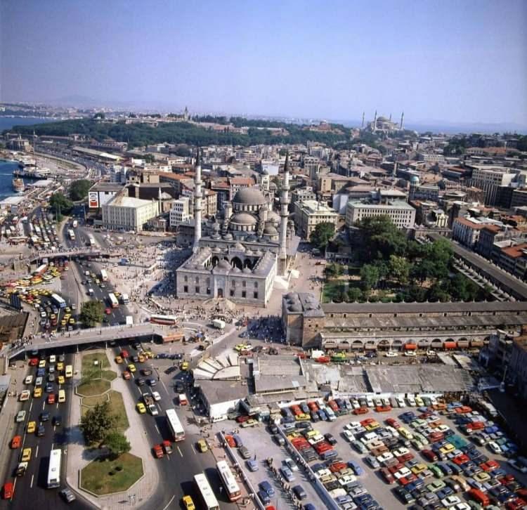 <p>Eminönü meydanı ve rengarenk arabalar. İstanbul 1987</p>

<p> </p>
