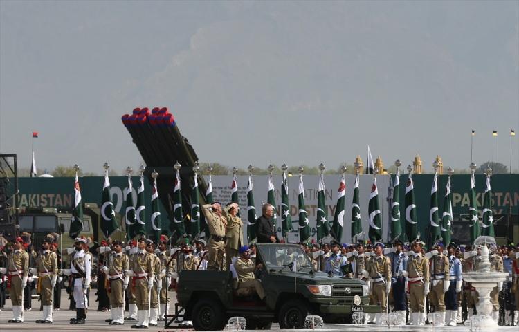 <p>Pakistan askerlerinin yürüyüş gerçekleştirdiği törende, tank, radar, hava savunma sistemi ve balistik füzeler de sergilendi.</p>
