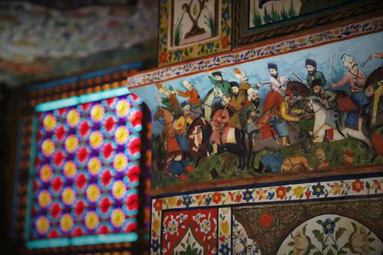 <p>Şeki Hanlığının kurucusu Hacı Çelebi Hanın torunu Muhammed Hüseyin Han Müştag tarafından 1762 senesinde yazlık ikametgah olarak inşa edilen sarayın çevresi, surlarla çevrili. Surların arkasında ise ormanla kaplı dağlar uzanıyor. İki kat, altı oda ve iki aynalı balkondan oluşan sarayın salon ve odalarının duvarları renkli işlemeler, motifler ve savaş sahnelerinin yansıtıldığı duvar resimleriyle süslü.</p>
