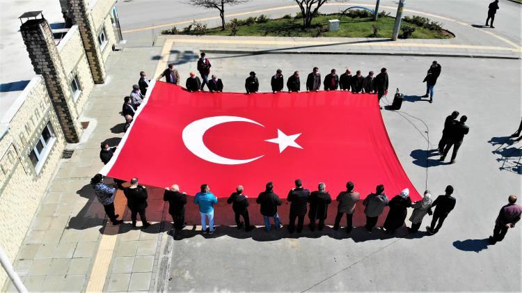 <p>Muş Kardeşlik Platformu &uuml;yeleri, 103 emekli amiralin darbe imalı bildirisine tepki g&ouml;stererek, &ldquo;Bildiri yayınlayarak se&ccedil;ilmiş h&uuml;k&uuml;mete ve Cumhurbaşkanına sopa g&ouml;stermeye kalkan 103 amiral; 15 Temmuz&rsquo;u, 27 Nisan&rsquo;ı, 28 Şubat&rsquo;ı, 12 Eyl&uuml;l&rsquo;&uuml; ve 27 Mayıs&rsquo;ı anımsatan g&ouml;r&uuml;nt&uuml;lerin yeniden canlandırılmasına sebep olmuştur&rdquo; dedi.</p>
