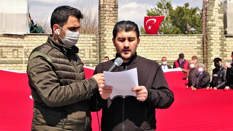 <p>Muş Kardeşlik Platformu &ccedil;atısı altında toplanan STK temsilcileri, Muş Belediye Meydanında bir araya gelerek, emekli amirallerin darbe imalı bildirisine dev T&uuml;rk bayrağı a&ccedil;arak tepki g&ouml;sterdi. Burada Muş Kardeşlik Platformu adına basın a&ccedil;ıklamasını okuyan Muş T&Uuml;GVA Teşkilat Sorumlusu İsmail Arslan, 15 Temmuz&rsquo;dan 3 g&uuml;n sonra 103 general ve amiralin g&ouml;zaltına alındığı hatırlandığında, 4 Nisan 2021 tarihinde 103 emekli amiralin ortak bildiri yayınlamış olmasının ne t&uuml;r anlamlar i&ccedil;erdiğini anlamanın zor olmadığını ifade etti.&nbsp;</p>
