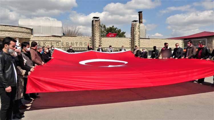 <p>&ldquo;Bizim &ccedil;ocuklar&rdquo; denilen darbecilerin yine sahaya s&uuml;r&uuml;ld&uuml;ğ&uuml;n&uuml; belirten Arslan, &ldquo;ABD, AB ve AB&rsquo;nin şımarık &ccedil;ocuğu Yunanistan Mavi Vatan&rsquo;da her g&uuml;n yeni bir provokasyona imza atarken, Kıbrıs&rsquo;ta haklarımız gasp edilir, Akdeniz&rsquo;de yeraltı kaynaklarımız paylaşılırken, Libya a&ccedil;ıklarında ticaret gemilerimize ve İsrail a&ccedil;ıklarında uluslararası sularda Mavi Marmara&rsquo;ya tam te&ccedil;hizatlı askerler tarafından baskın yapılıp vatandaşlarımız katledilirken uslu uslu oturan amirallerin hangi saikle muhtıra yayınladıklarını artık t&uuml;m vatandaşlarımız bilmektedir. &Uuml;lkemizin uluslararası itibarına g&ouml;lge d&uuml;ş&uuml;rmekten başka bir işe yaramayan, ordumuza &lsquo;darbeci ordu&rsquo; tanımlamasını reva g&ouml;ren bu muhtıraya başta TSK olmak &uuml;zere elbette t&uuml;m kamu kurumları ve kuruluşlar &uuml;zerinden &lsquo;Hayır!&rsquo; denilecektir&rdquo; ifadelerini kullandı.</p>
