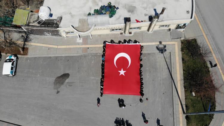 <p>Sivil toplum kuruluşları olarak kendilerini en &ccedil;ok &uuml;zen g&ouml;r&uuml;nt&uuml;n&uuml;n, darbe &ouml;zlemiyle yanıp tutuşan, darbeyle ve darbecilerle platonik aşk yaşayan ve emekli amirallere destek mahiyetinde yapılan siyasi a&ccedil;ıklamaların olduğunu vurgulayan Arslan, &ldquo;Ama&rsquo;sız, fakat&rsquo;sız darbeye hayır demesi gereken ve esasen halkın ilgisine mazhar olamadığı i&ccedil;in dengesini kaybetmiş kifayetsiz bazı politikacıların destek a&ccedil;ıklamaları asla hoş g&ouml;r&uuml;lemez&rdquo; diye konuştu.</p>
