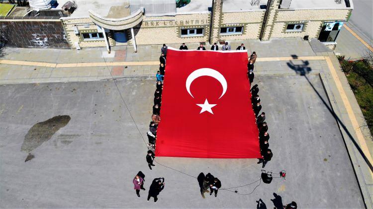 <p>&ldquo;Askeri vesayeti kırmaya başladığımız, &uuml;lkemizin b&uuml;y&uuml;me ve kalkınma hamlelerinin &ouml;n&uuml;n&uuml;n darbelerle kesilmesinin geride kaldığını d&uuml;ş&uuml;nd&uuml;ğ&uuml;m&uuml;z son 20 yılda karşı karşıya kaldığımız en b&uuml;y&uuml;k darbe ve hatta i&ccedil; işgal girişimi olan 15 Temmuz&rsquo;a karşı ortaya konulan var oluş m&uuml;cadelesi, t&uuml;m darbe heveslileri i&ccedil;in ibretle okunması ve ona g&ouml;re tedbir alınması gereken bir kahramanlık destanıdır&rdquo; diyen T&Uuml;GVA Teşkilat Başkanı Arslan, konuşmasını ş&ouml;yle s&uuml;rd&uuml;rd&uuml;:</p>
