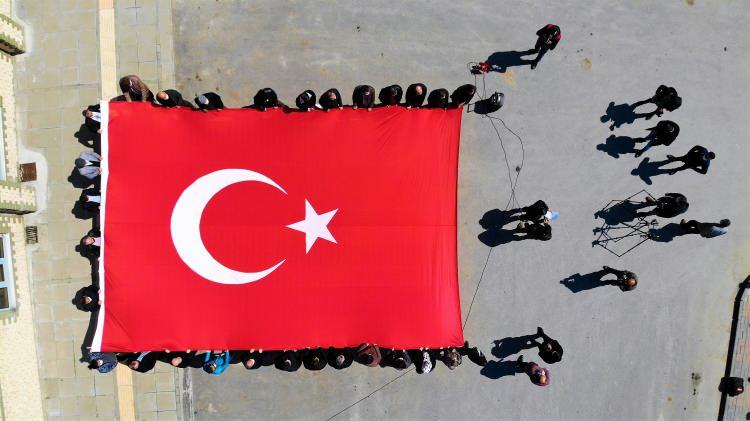 <p>&ldquo;Muş Kardeşlik Platformu olarak, talimatlarını okyanus &ouml;tesinden alan bu aşağılık darbe girişimini lafı eğip b&uuml;kmeden, şiddetle kınıyoruz. G&uuml;ya zinde g&uuml;&ccedil;leri g&ouml;reve &ccedil;ağıran demokrasi d&uuml;şmanlarına karşı bizler de cumhuriyet savcılarını g&ouml;reve &ccedil;ağırıyoruz. Allah necip milletimize ve devletimize zeval vermesin. Bu vesileyle t&uuml;m darbeleri, darbe teşebb&uuml;slerini, darbelere ve darbecilere alkış tutan s&ouml;zde demokratları bir kez daha telin ediyor, darbelerde hayatını kaybeden şehitlerimize Hak&rsquo;tan rahmet, gazilerimize uzun &ouml;m&uuml;r diliyoruz.&rdquo;</p>
