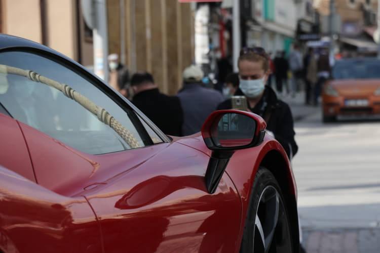 <p>Ferrari marka kırmızı lüks otomobili görenler cep telefonlarına sarıldı.</p>
