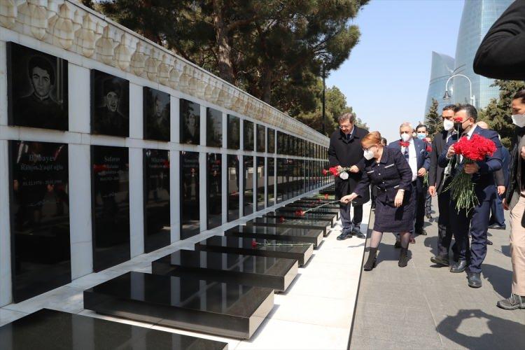 <p>Pekcan'a Bakü temaslarında Türkiye Odalar ve Borsalar Birliği (TOBB) Başkanı Rifat Hisarcıklıoğlu, Türkiye Esnaf ve Sanatkarları Konfederasyonu (TESK) Genel Başkanı Bendevi Palandöken, Türkiye İhracatçılar Meclisi (TİM) Başkanı İsmail Gülle, Müstakil Sanayici ve İş Adamları Derneği (MÜSİAD) Başkanı Abdurrahman Kaan, Türkiye Müteahhitler Birliği (TMB) Başkanı Erdal Eren de eşlik ediyor.</p>
