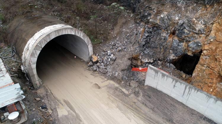 <p>Zonguldak Valiliği, tünel inşaatı sırasında ortaya çıkan sarkıt ve dikitlerin bulunduğu binlerce yıllık mağaranın turizme kazandırılması için çalışma başlattı. Mağara araştırmacısı Engin Zaman, kentin mağara turizmi için oldukça zengin bir bölge olduğunu söyleyerek, "Burası müthiş sarkıtların ve dikitlerin bulunduğu harika bir mağara. Kesinlikle korunması gerekiyor" dedi.</p>
<p> </p>