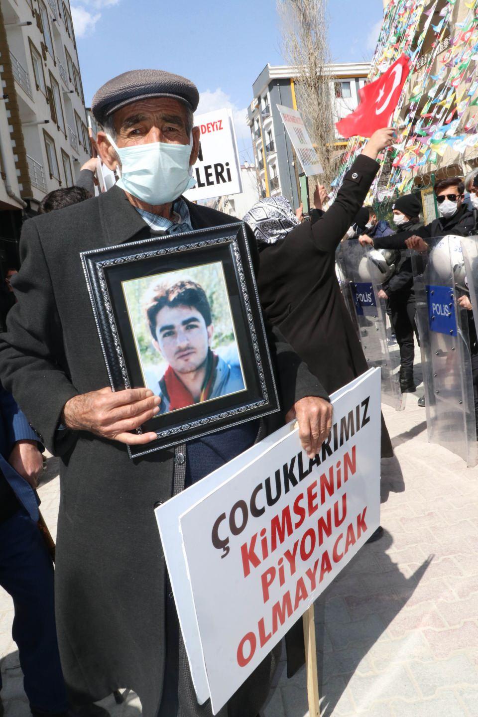 <p>Bu eylemde geri adım atmayacağız. Kararlıyız ve evlatlarımızı hainlerin, katillerin elinden alana kadar bu mücadeleyi devam ettireceğiz. </p>