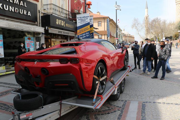 <p>Meraklı vatandaşlar, önce aracın sahibinin kim olduğunu konuşmaya başladı. Lüks otomobilin yüklü olduğu çekicinin plakasının ünlü yarışçı Kenan Sofuoğlu'nun ismi ve soy isminin baş harfleri olan '54 KS 600' olması nedeniyle sahibinin ünlü yarışçı Kenan Sofuoğlu olduğunu iddia edenler oldu.</p>
