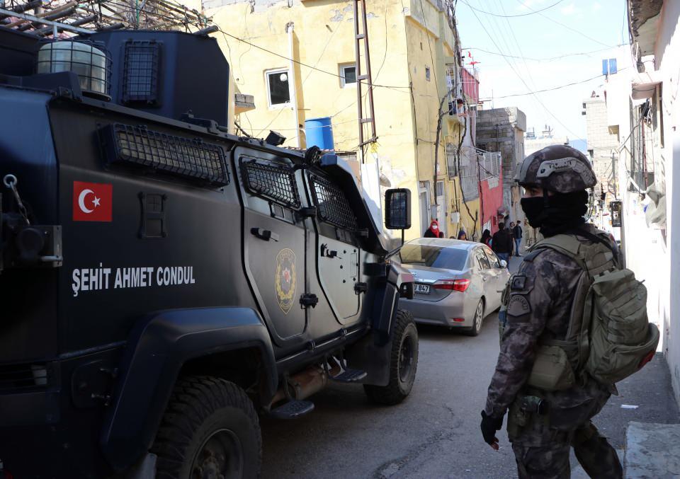 <p>İl Emniyet Müdürü Cengiz Zeybek ise kentte operasyonlarla eş zamanlı olarak yapılan trafik denetimlerine katıldı.</p>
<p> </p>