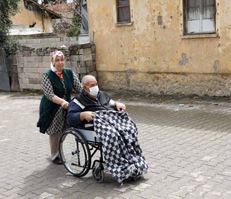 <p>Fatma Şahin'in talimatı ile ilçeye gelen belediye ekipleri inceleme yaptı. İncelemenin ardından belediye, evin girişinden dışarı özel asansör yaptı. Asansörün yapılması ile Şefik Şahan Gürcü, tekerlekli sandalyesi ile dışarı çıkabildi.</p>
