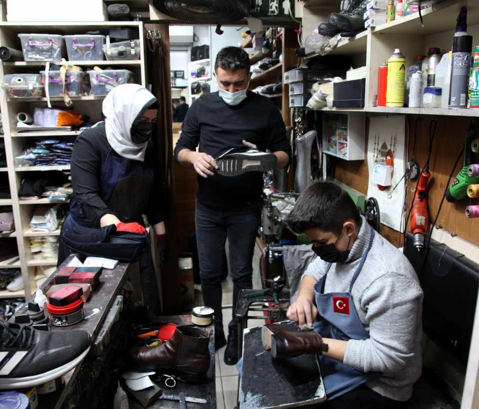 <p>Oğuzhan Dilsizoğlu, 30 yıl önce babasının yanında çırak olarak ayakkabı tamirciliğine başladı. Babasının yanında 20 yıl çalışan Dilsizoğlu, 10 yıl önce Melikgazi ilçesindeki alışveriş merkezinde kendi iş yerini açtı. </p>

<p> </p>
