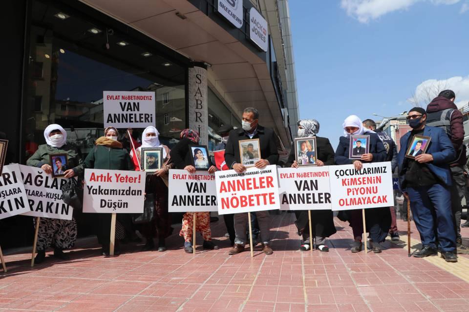 <p>Burada bulunan bütün anneler ve babalar kararlıyız. Evlatlarımızı alsak dahi bu eylemi dağda olan bütün çocuklar için sürdüreceğiz" dedi. </p>