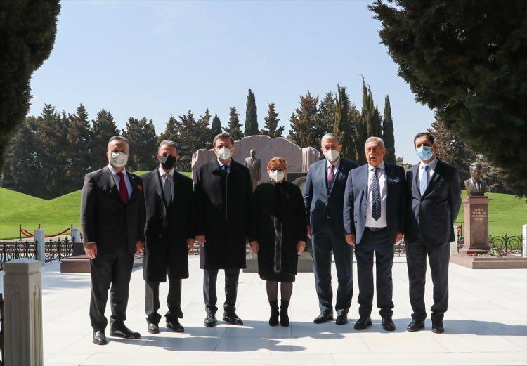 <p>Pekcan, iki ülke arasında imzalanan Basitleştirilmiş Gümrük Mutabakat Zaptı'nın 15 Nisan'da yürürlüğe gireceğini belirterek, "Geçiş kotalarının kaldırılması, geçiş ücretlerinin indirilmesi, Bakü-Tiflis-Kars hattının güçlendirilmesi, Orta Koridor'un stratejik olarak güçlendirilmesi, Azerbaycan'ın lojistik hub haline gelmesi, bölge ülkeleri ve Türkiye ile beraber ekonomik kalkınmasında hep beraber çalışacağız." ifadelerini kullandı.</p>

<p> </p>
