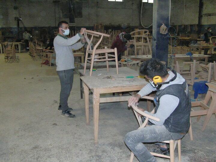 <p>Altınkum, daha sonra 2014 yılında 7 bin metrekarelik bir alanda 100 işçiyle birlikte ahşap sandalye üretimine geçti.</p>