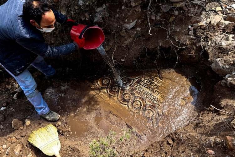 <p>Mozaikler, çalışmaların ardından müzeye götürülecek. Manastır için de ayrı bir çalışma yapılacak.</p>

<p> </p>
