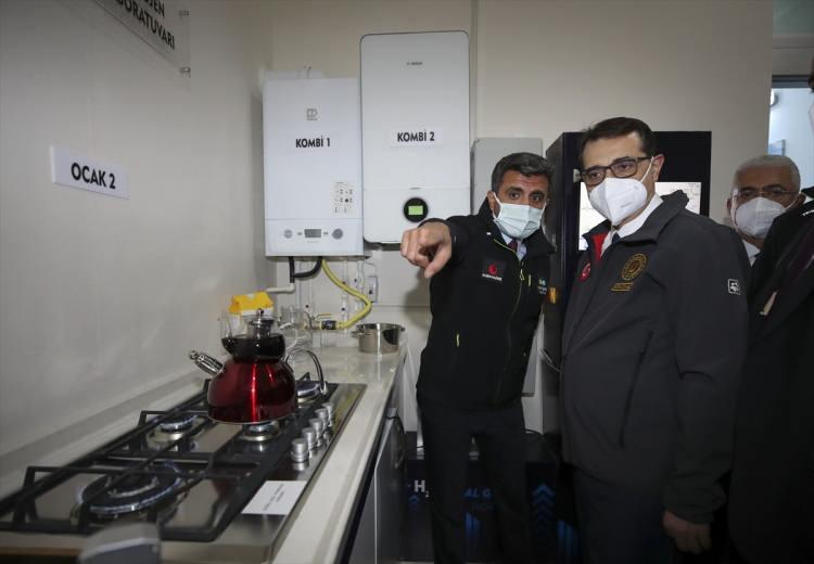 <p>Hem teorik hem de pratik olarak bilgi ve tecrübenin sahaya aktarıldığı önemli bir laboratuvarın ülkeye kazandırılmasından büyük bir memnuniyet duyduğunu ifade eden Dönmez, hidrojenle ilgili bakanlık tarafındaki çalışmaları da Türkiye Enerji, Nükleer ve Maden Araştırma Kurumu'nun yürüttüğünü, buradaki çalışmalardan da müspet sonuçlar alınacağına inandığını kaydetti.</p>